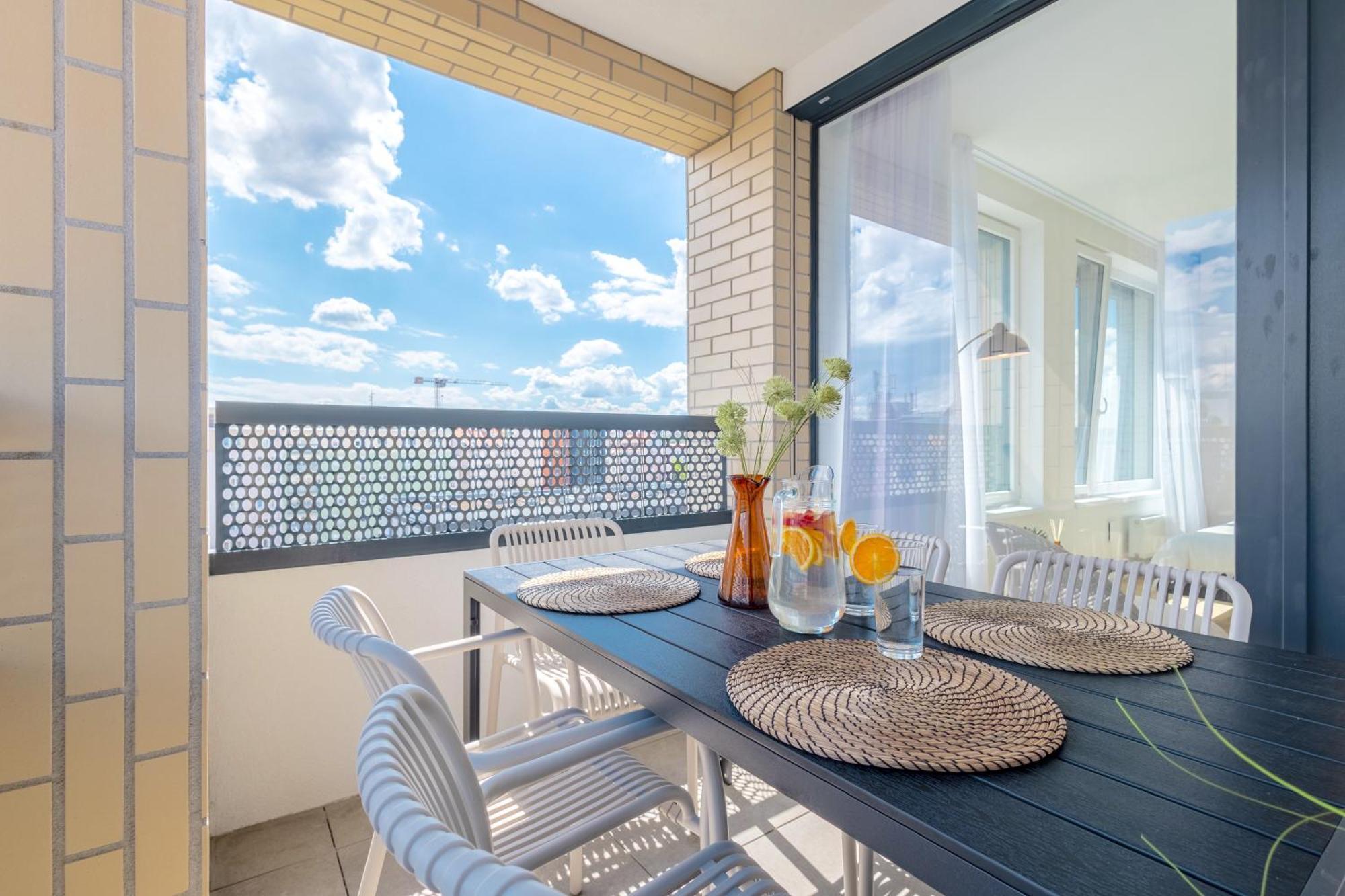 Bright 2br - 4th Floor, Balcony, Free Parking By Gravity * Praga