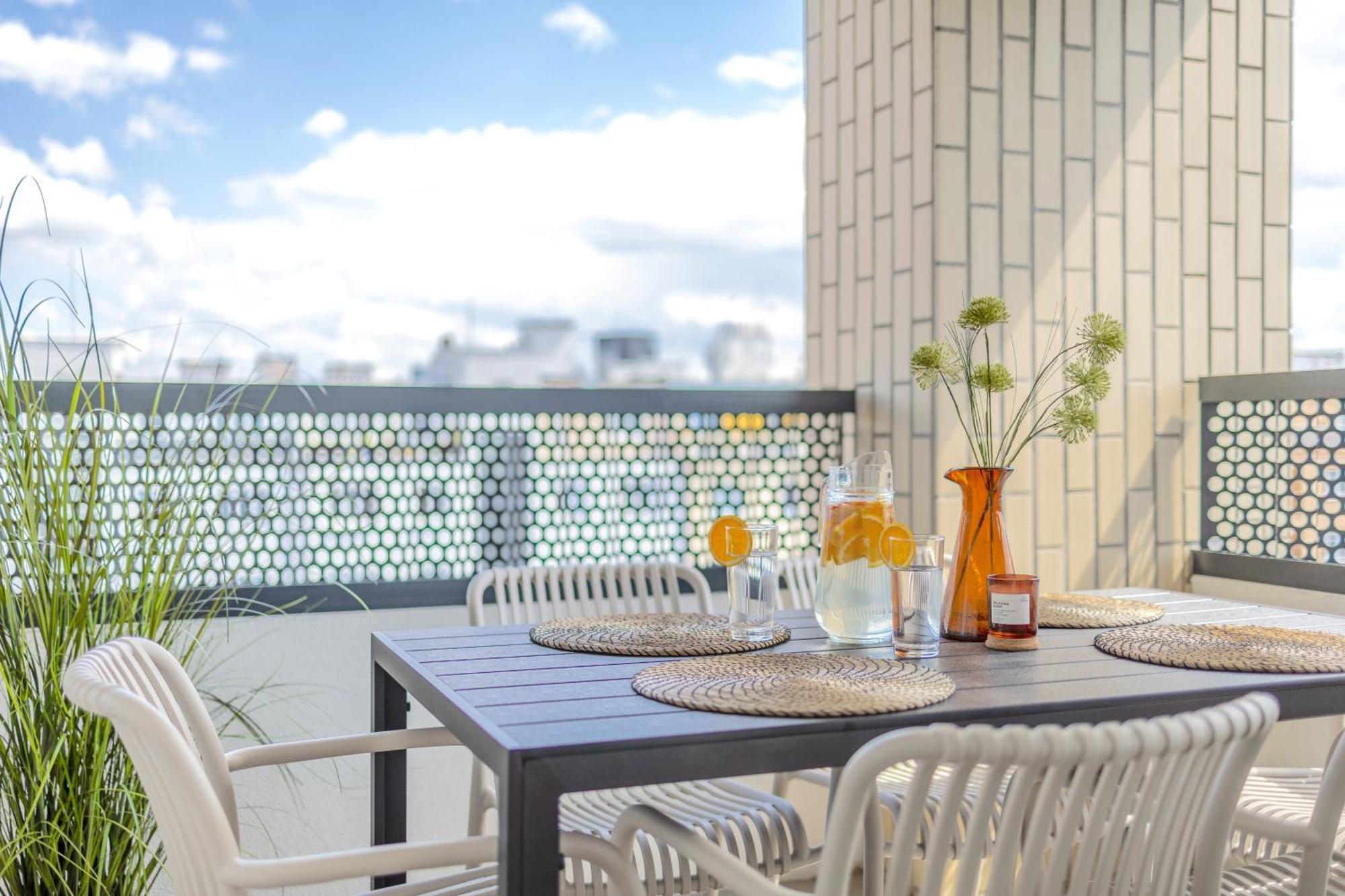 Bright 2br - 4th Floor, Balcony, Free Parking By Gravity * Praga