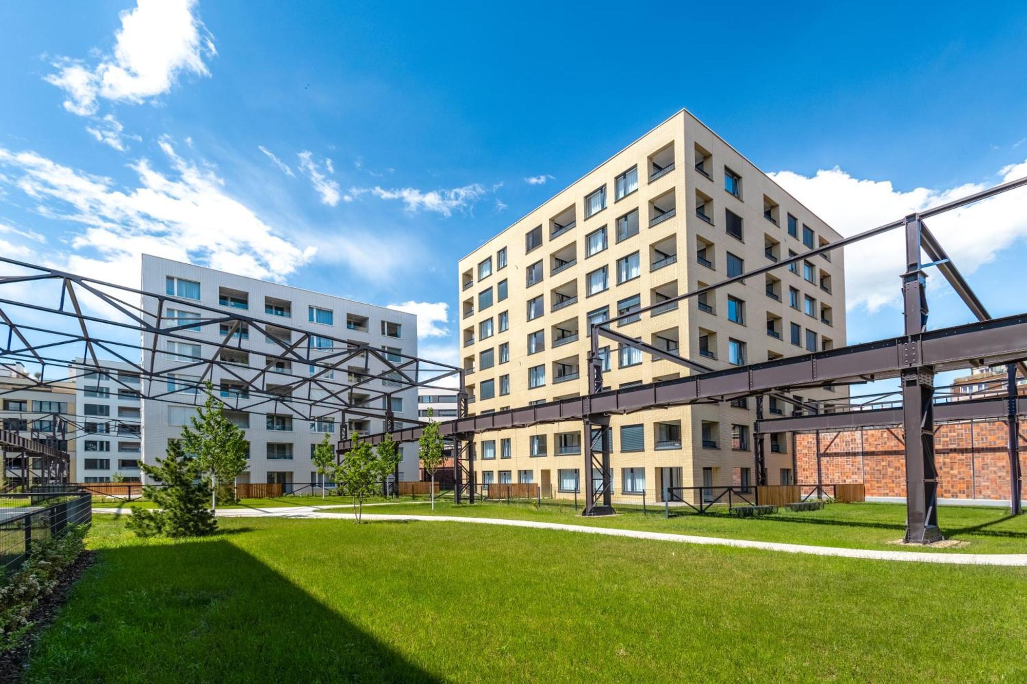 Bright 2br - 4th Floor, Balcony, Free Parking By Gravity Praga